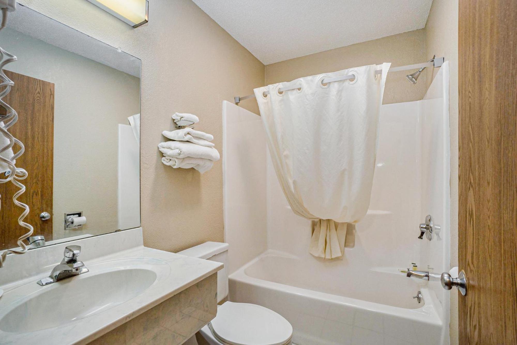 Super 8 By Wyndham Mt. Pleasant Hotel Mount Pleasant Ngoại thất bức ảnh